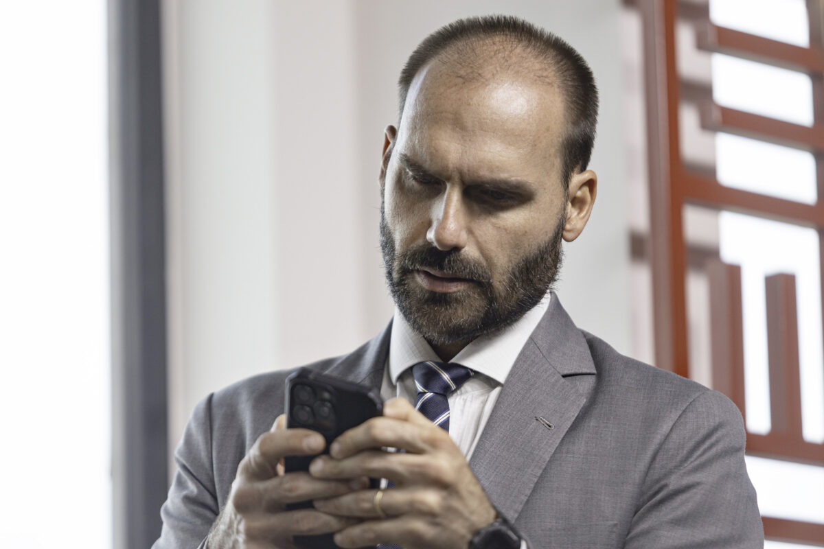 Eduardo Bolsonaro aciona polícia dos EUA após repórter do Intercept ir à sua residência no Texas