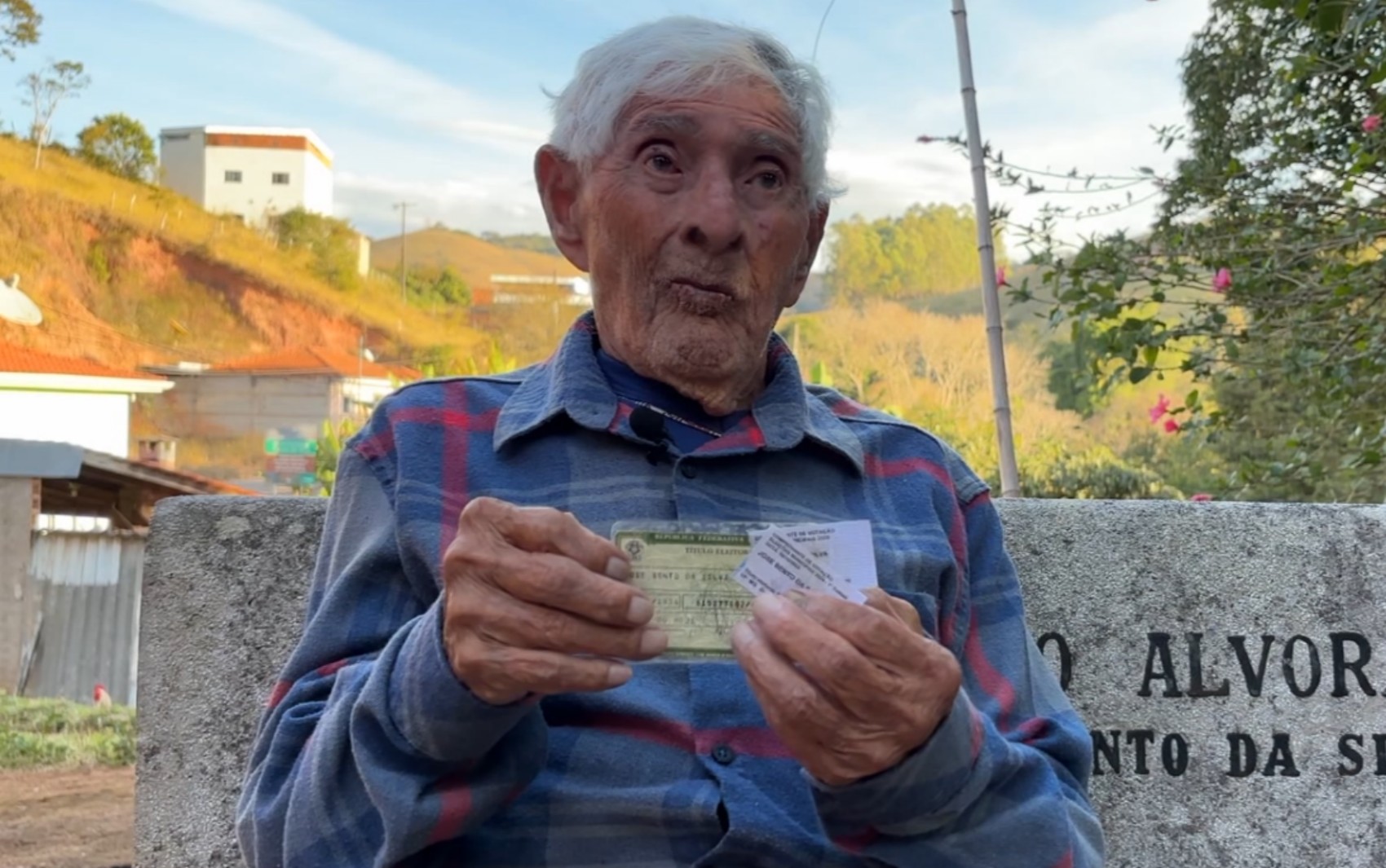 Aos 103 anos, eleitor mantém firme o compromisso com a democracia em MG