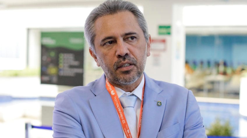 Elmano de Freitas endossa discurso de Lula e classifica Flávio Bolsonaro como "traidor da pátria"