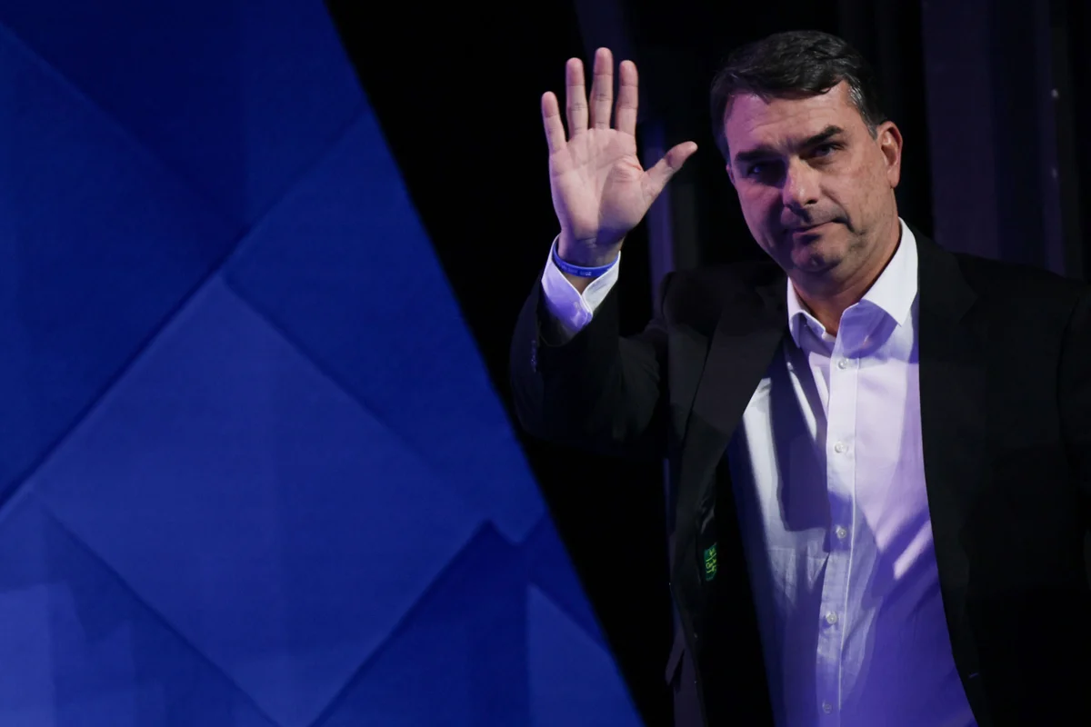 Flávio Bolsonaro prestigia convenção da União-PP em São Paulo