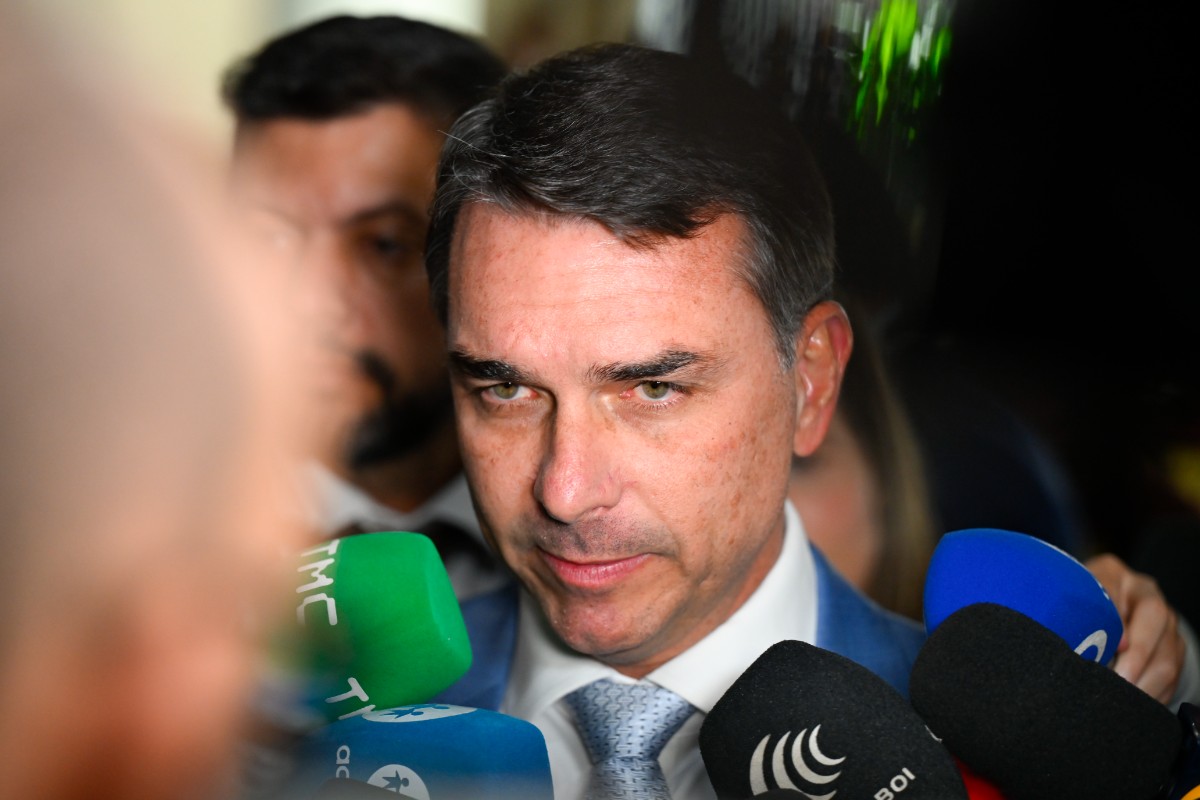 Flávio Bolsonaro invoca "propósito de Deus" em meio à crise do Master