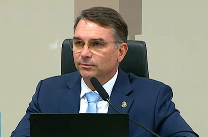 Flávio Bolsonaro cobra imparcialidade do TSE em posse de Kássio Nunes