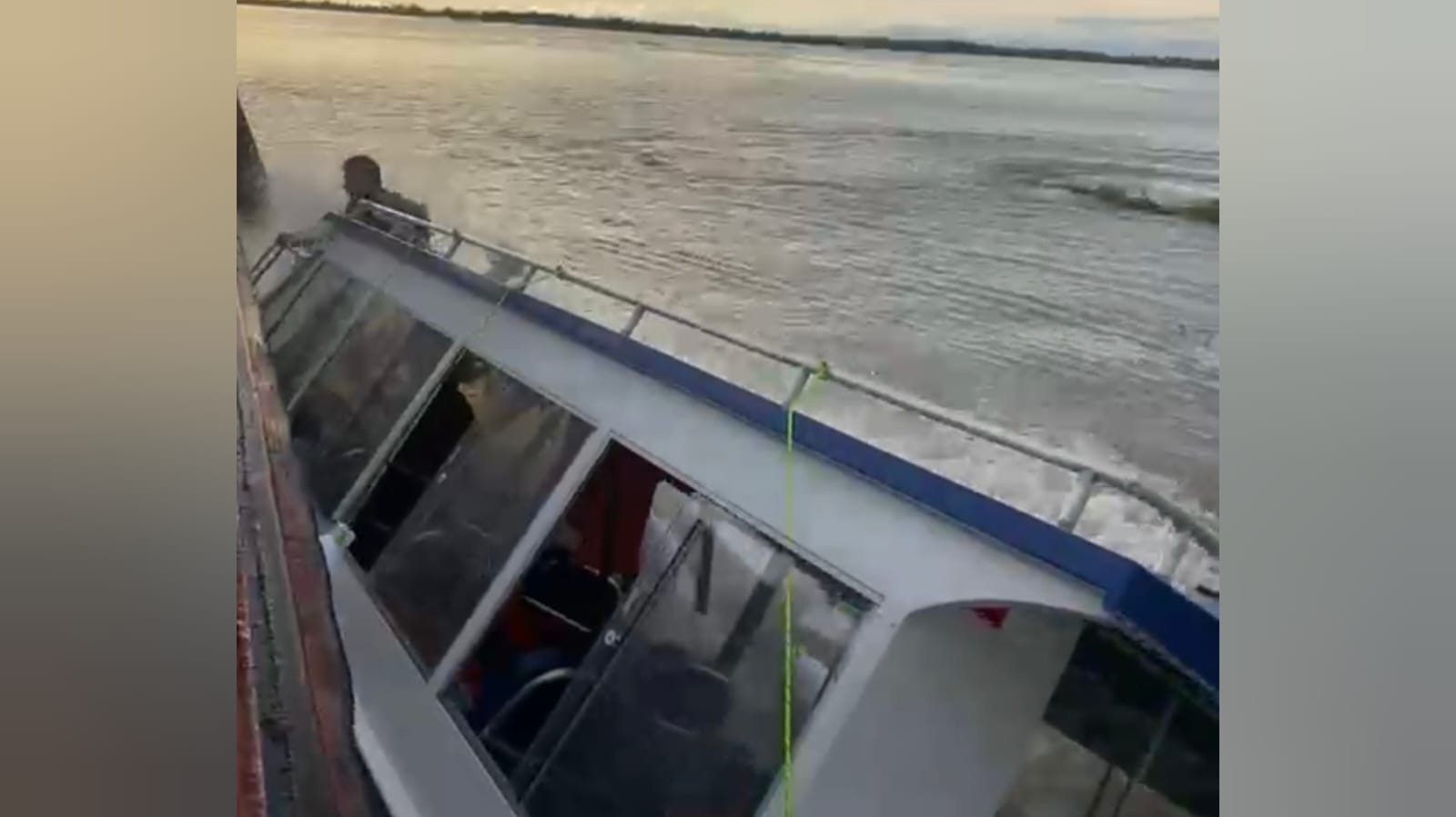 Homem vai à água após naufrágio de lancha ao tentar embarcar em balsa em Santarém