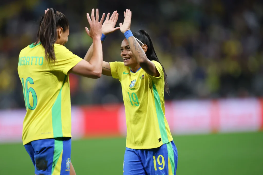 Seleção brasileira feminina vence Estados Unidos de virada em amistoso