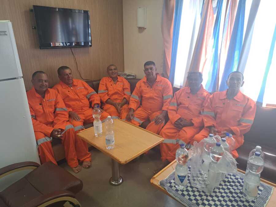 Seis tripulantes da embarcação Thor Noronha são resgatados após naufrágio no litoral do RN