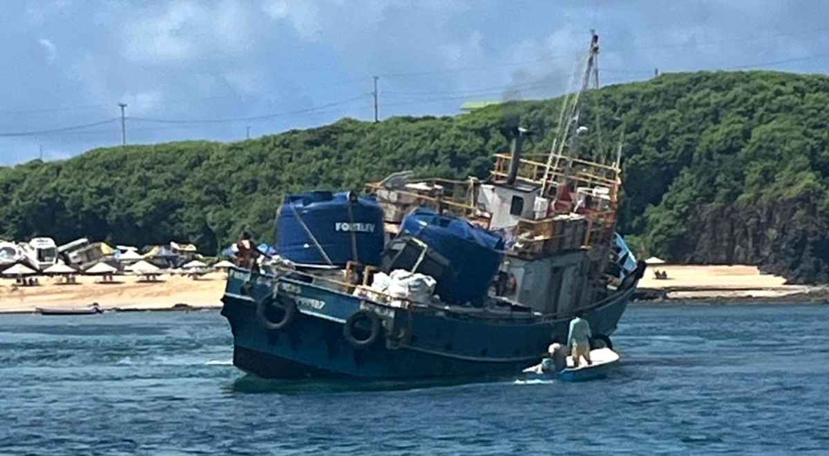 Embarcação de carga atinge naufrágio no Porto de Santo Antônio, em Fernando de Noronha