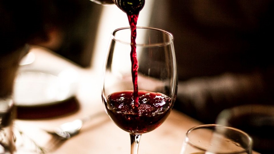 Justiça do RN mantém condenação de empresa por atraso na entrega de vinho