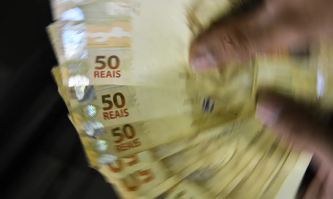 Tesouro Nacional eleva empréstimos em R$ 307 bilhões; economistas alertam para riscos fiscais