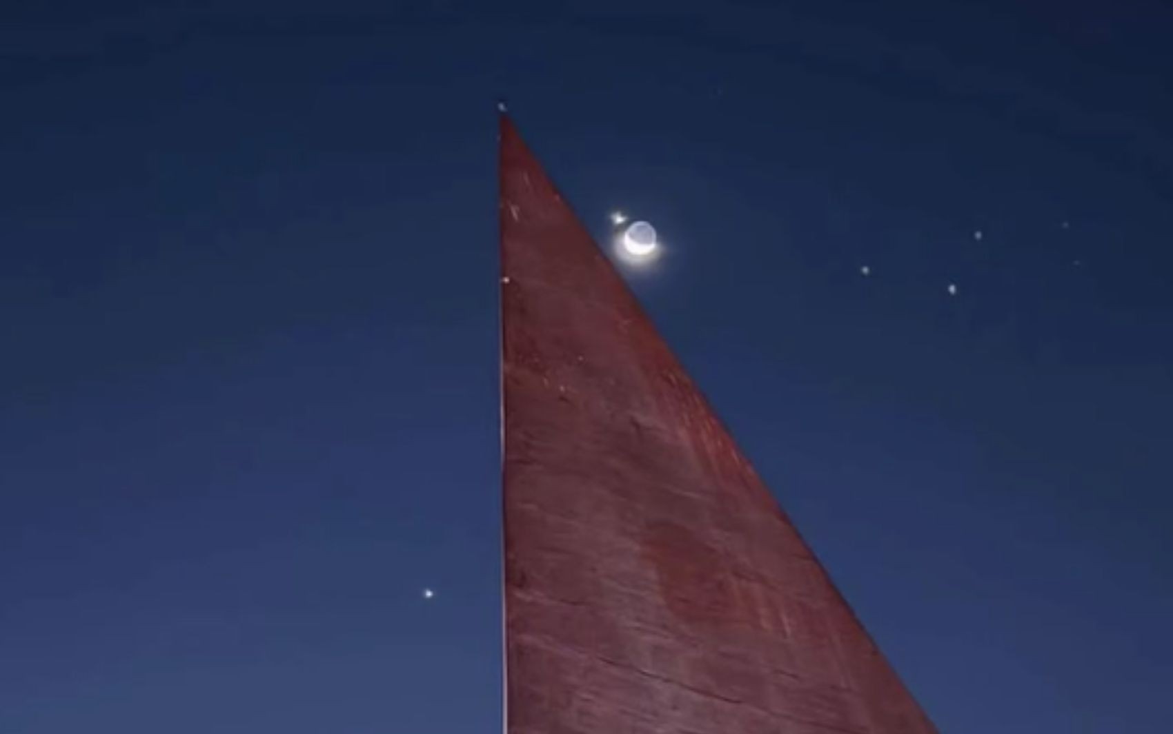 Lua e planetas Vênus e Júpiter encantam o céu de Goiás em conjunção rara