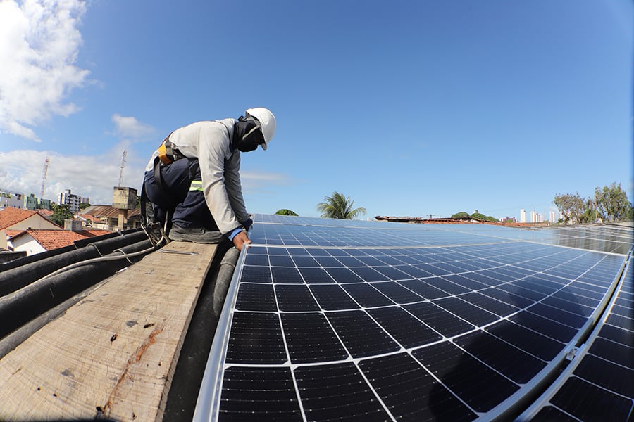 Brasil atinge R$ 300 bilhões em energia solar, mas Absolar alerta para riscos