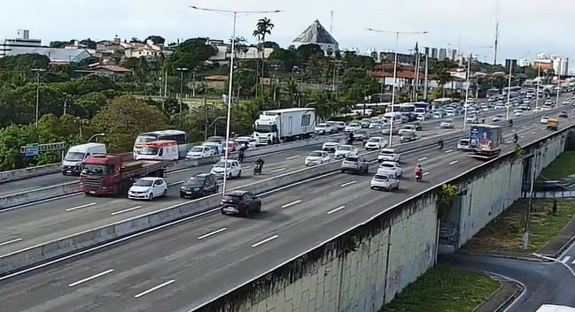 Engavetamento com cinco veículos bloqueia BR-101 em Natal e causa lentidão