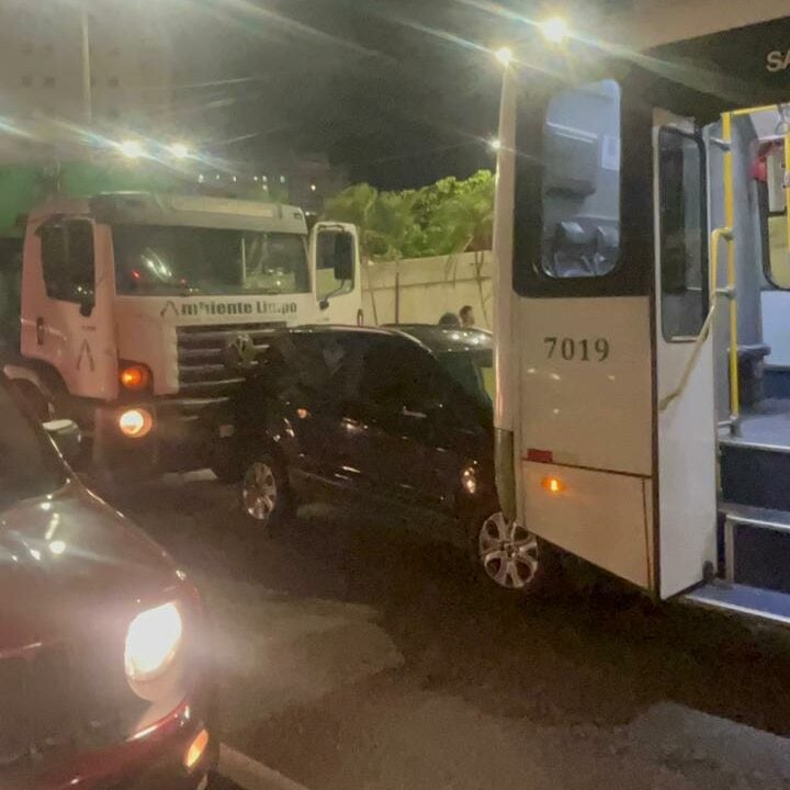 Engavetamento entre caminhão, carro e ônibus causa lentidão na Av. Salgado Filho