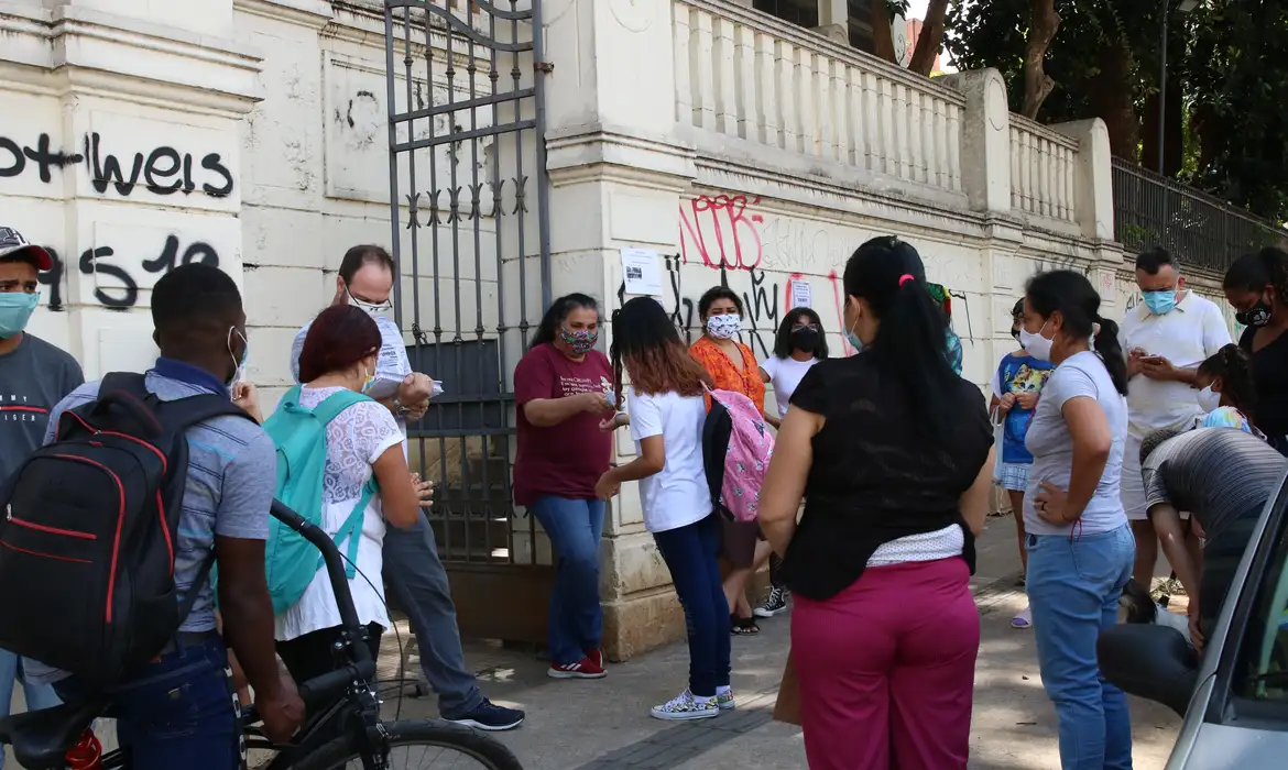 Escolas enfrentam desafios no combate à violência digital contra meninas