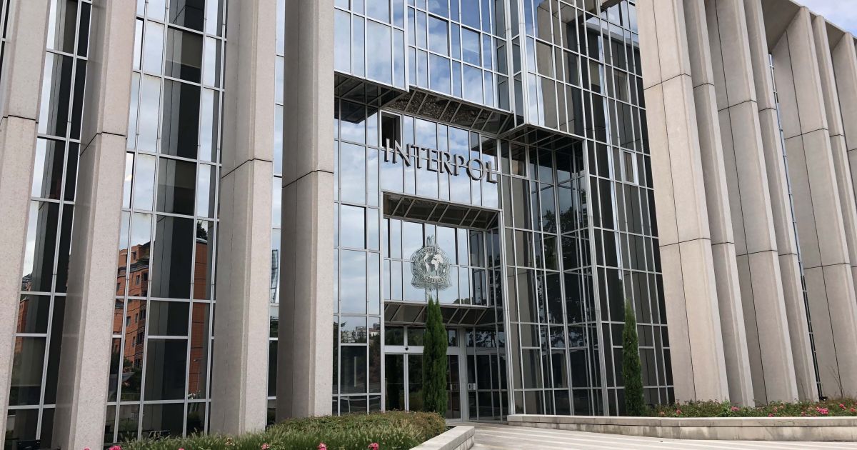 Interpol divulga lista vermelha de procurados para capturar foragidos em quase 200 países