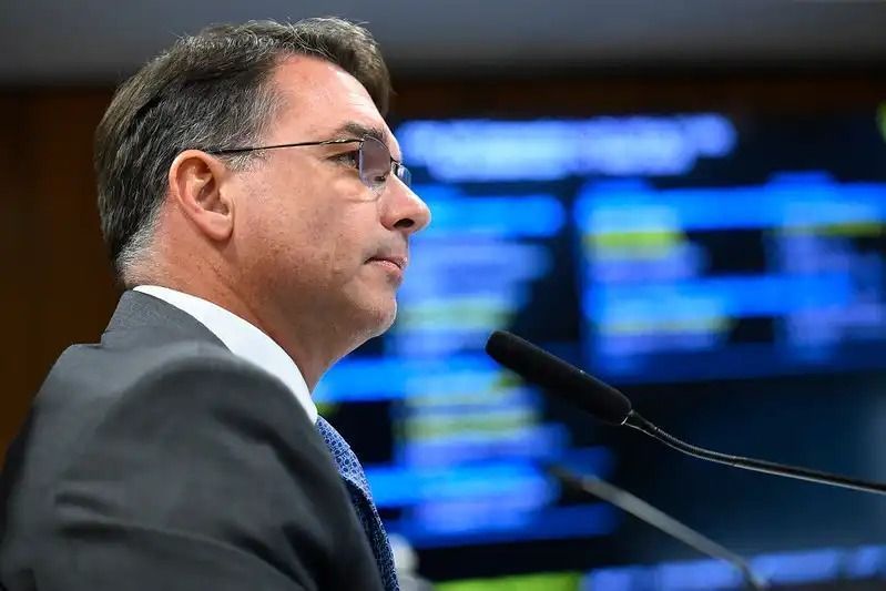 Equipe de Flávio Bolsonaro reage a vazamento e muda rota da pré-campanha