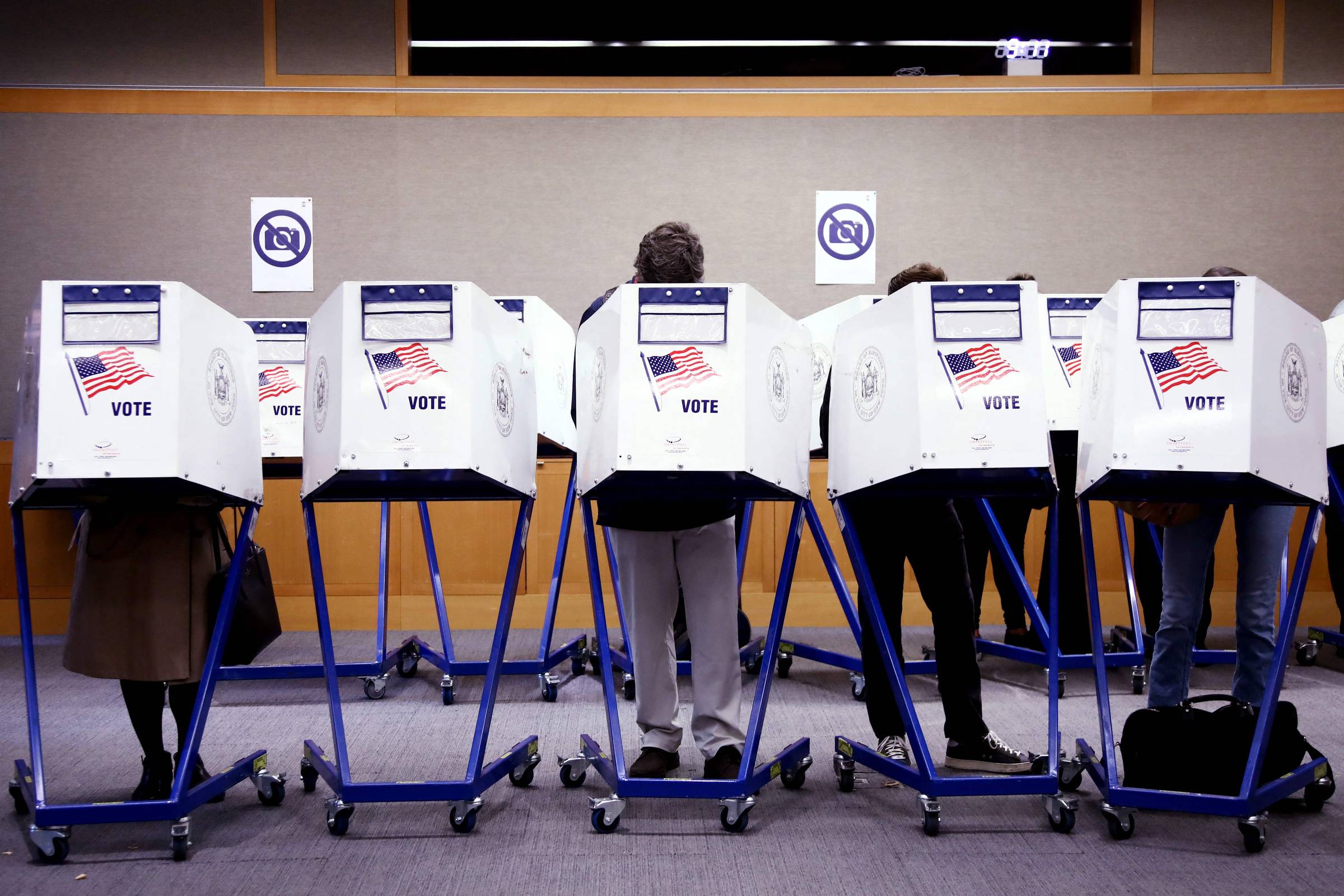 Democratas buscam estratégia em eleições nos EUA sob sombra de Trump