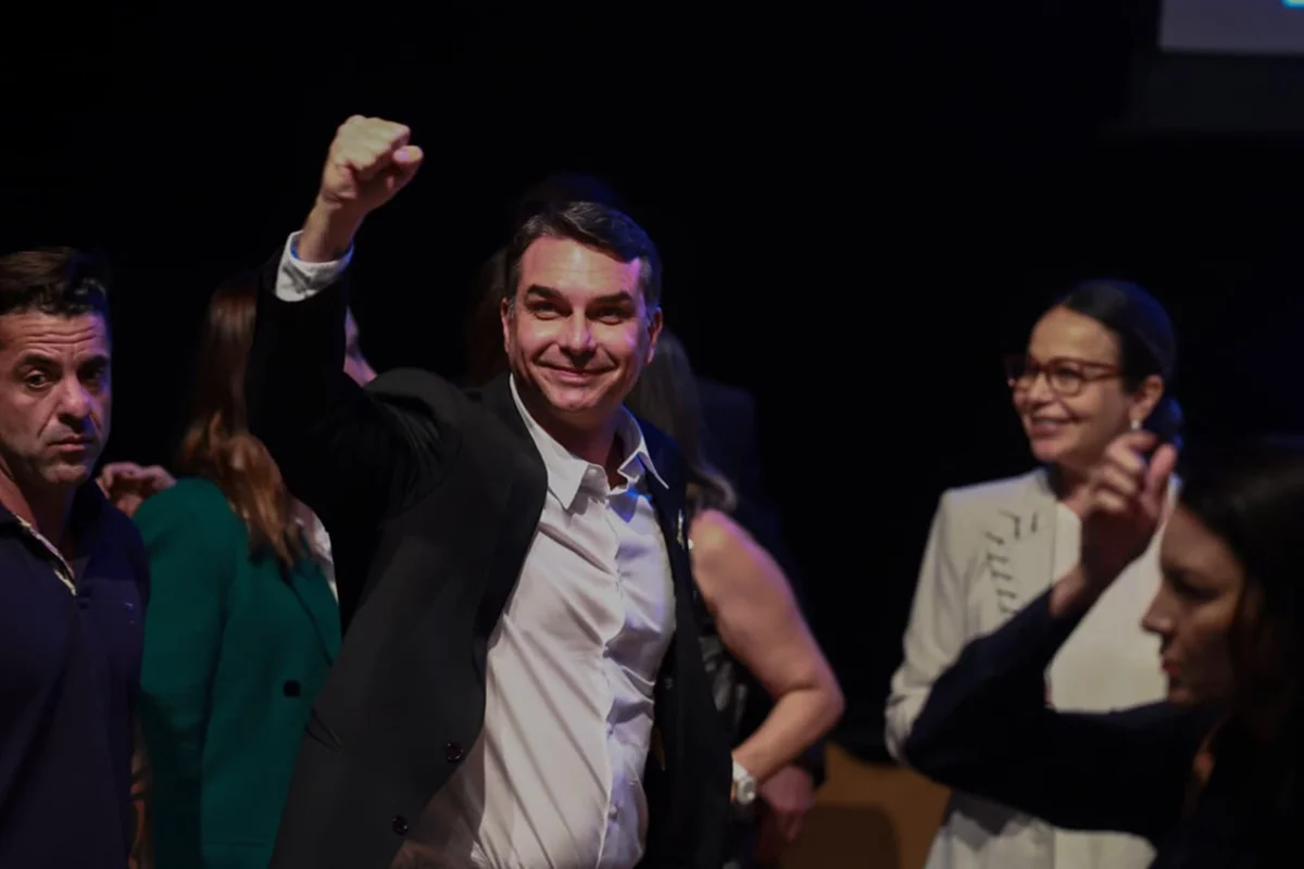 Equipe de Flávio Bolsonaro retira credenciais para debate da Band