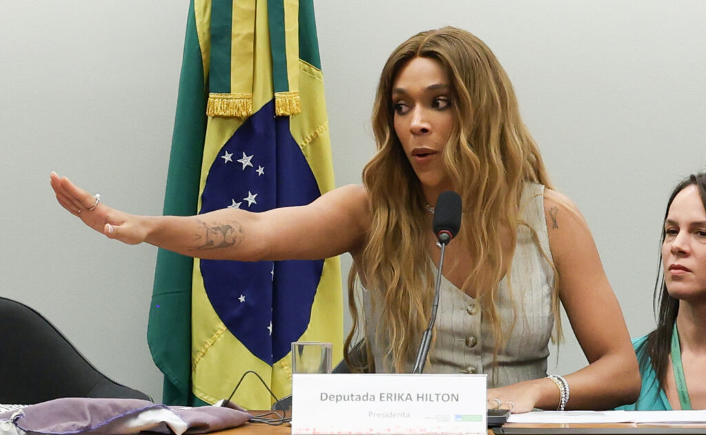 Erika Hilton rejeita negociações sobre compensações na PEC da 6x1 e defende benefícios aos trabalhadores