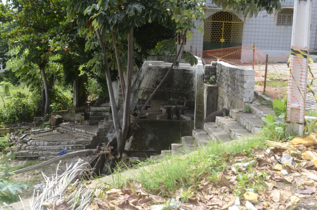Defesa Civil interdita escadaria na Ribeira após rachaduras e risco de desabamento