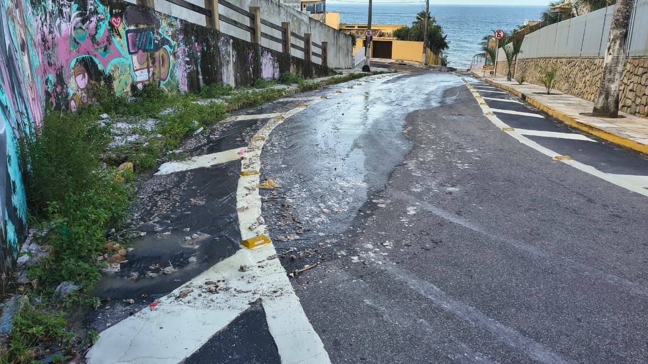 Esgoto vaza em Ponta Negra e atinge faixa de areia da praia