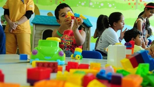 Especialistas alertam sobre excesso de telas e defendem brincadeiras essenciais para desenvolvimento infantil
