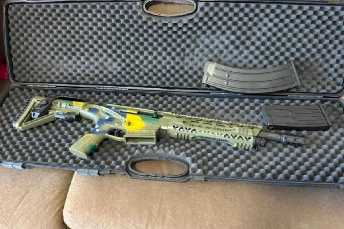 Polícia Federal apreende espingarda personalizada com cores do Brasil destinada a Jair Bolsonaro