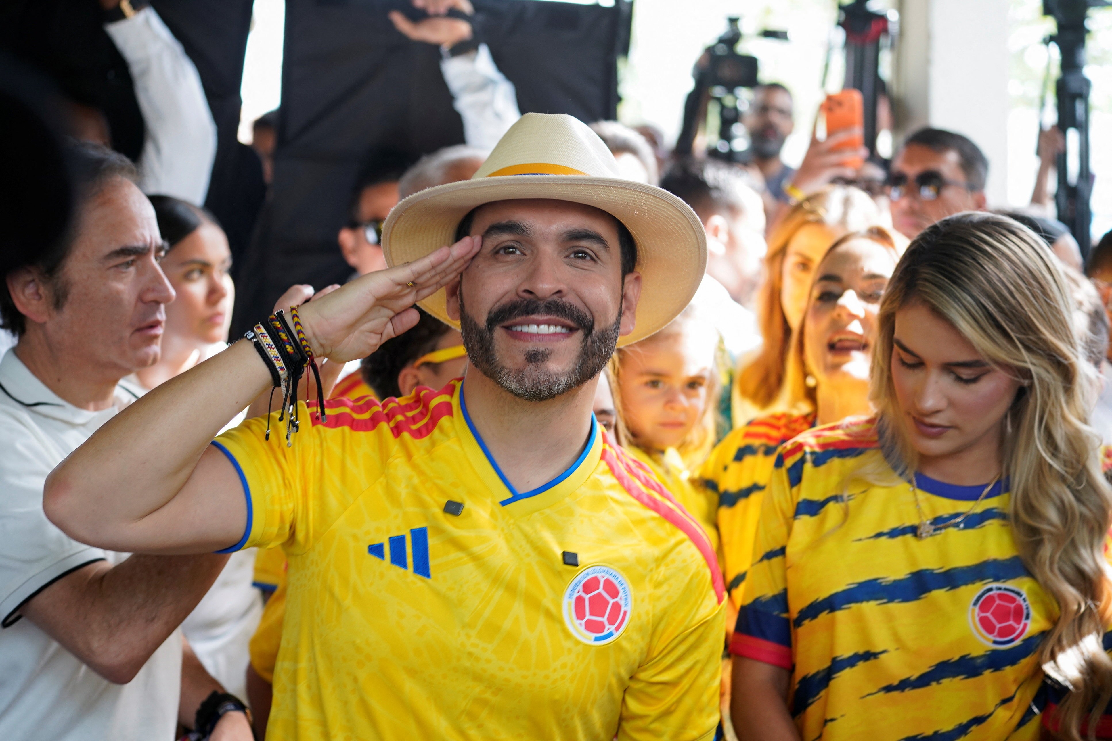 Abelardo de la Espriella assume a presidência da Colômbia com promessa de guinada à direita
