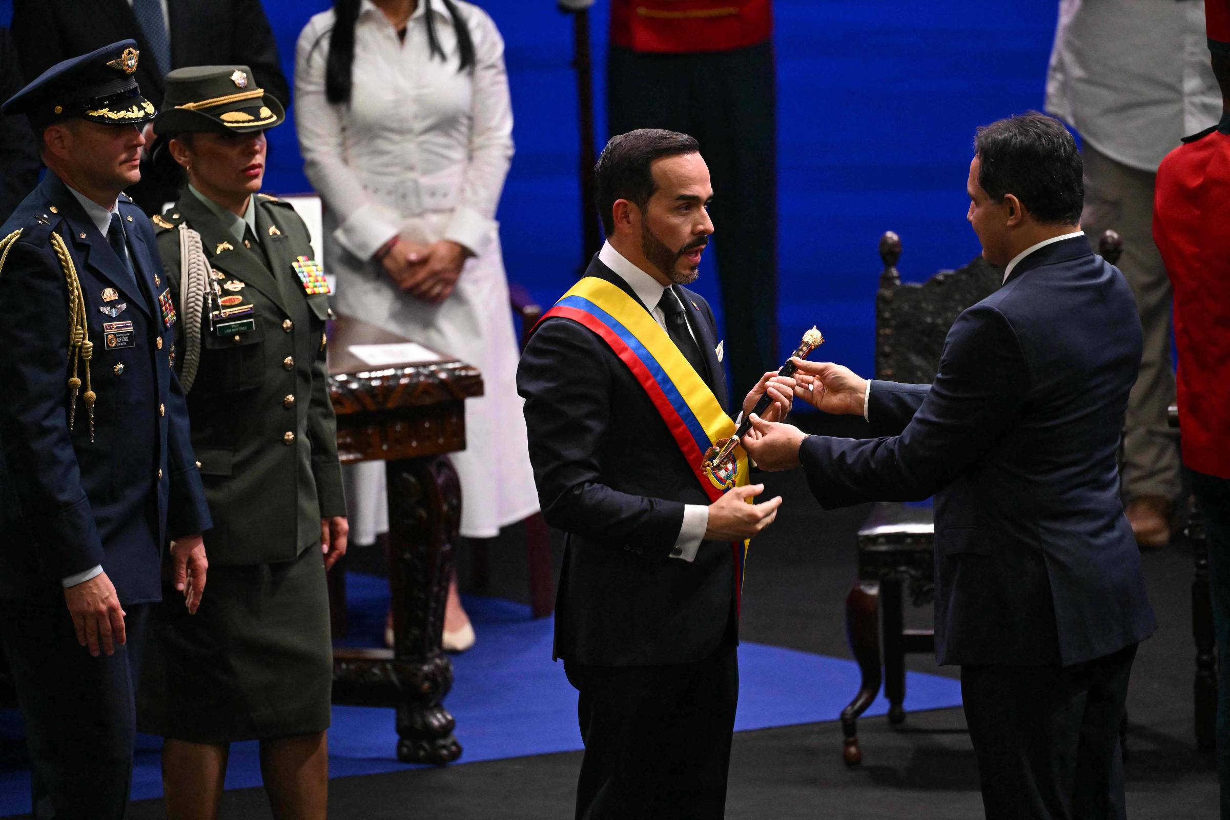 Abelardo de la Espriella assume presidência da Colômbia e ordena combate contra grupos armados