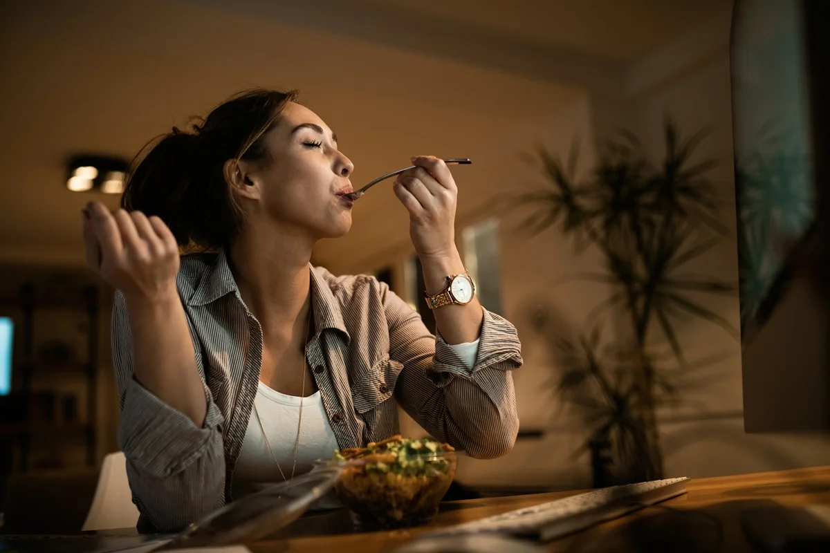 Estresse e jantar tarde aumentam risco de problemas intestinais, aponta estudo