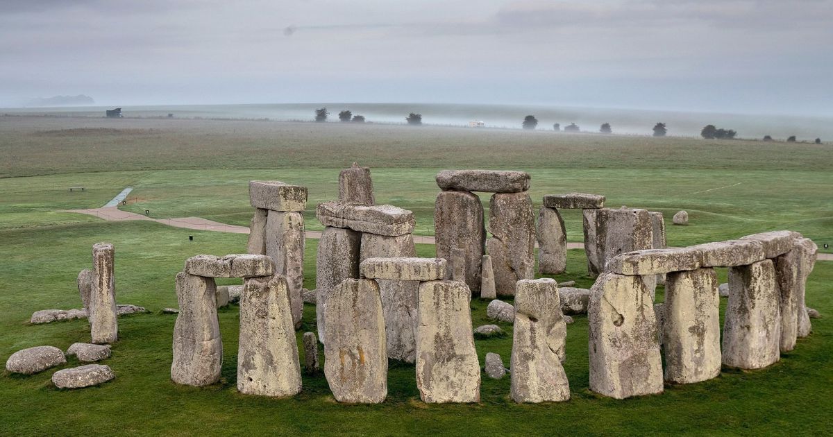 Estrutura de 5.000 anos pode ter sido protótipo de Stonehenge, revelam arqueólogos