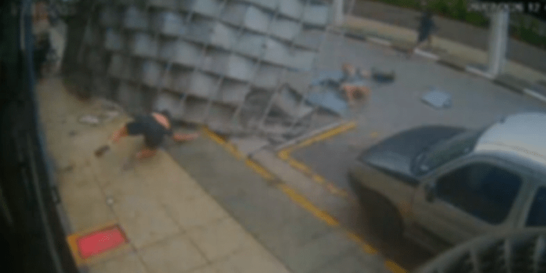 Estrutura de loja desaba sobre pedestres após ventania intensa em Santos