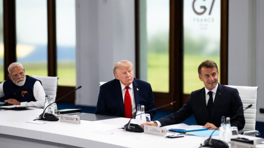 Donald Trump brinca "Eu sou o chefe" ao chegar atrasado na reunião do G7 na França