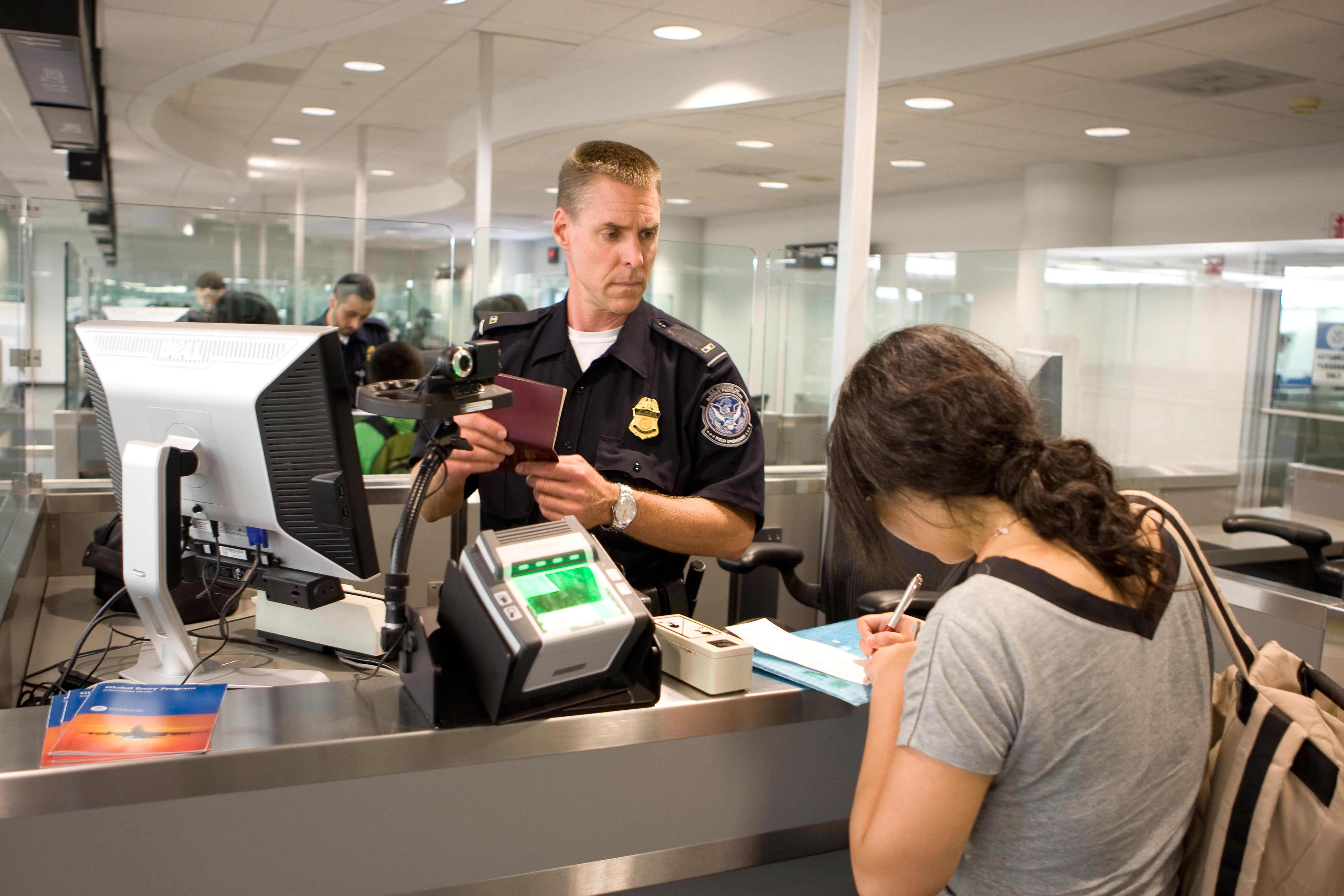 Serviço de Cidadania e Imigração dos EUA determina que estrangeiros retornem a seus países para solicitar green card