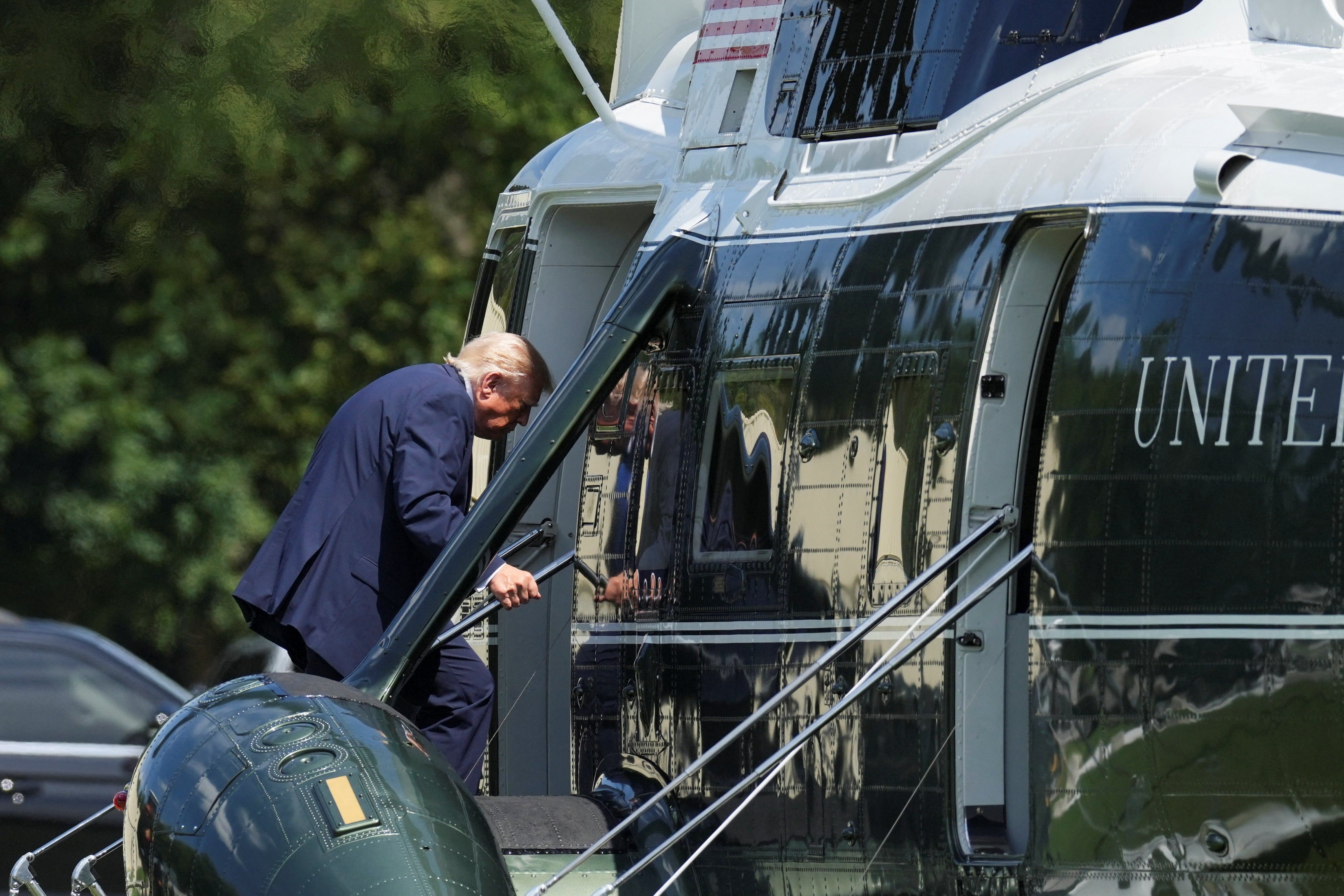 Autoridades investigam falha de segurança em voo do Marine One com Donald Trump