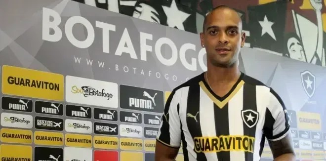Ex-atacante do Botafogo morre após queda de muro no Rio
