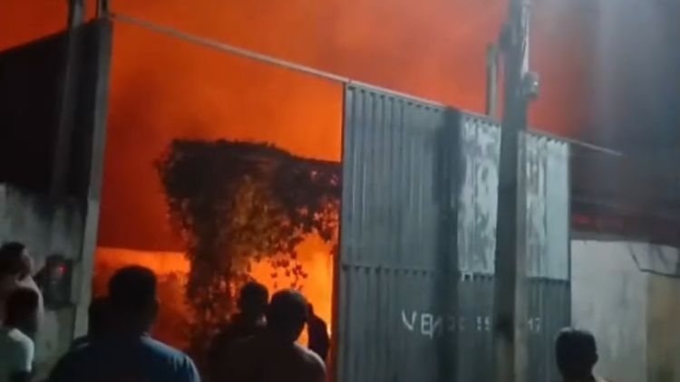 Explosão de bomba causa incêndio durante São João em Canguaretama
