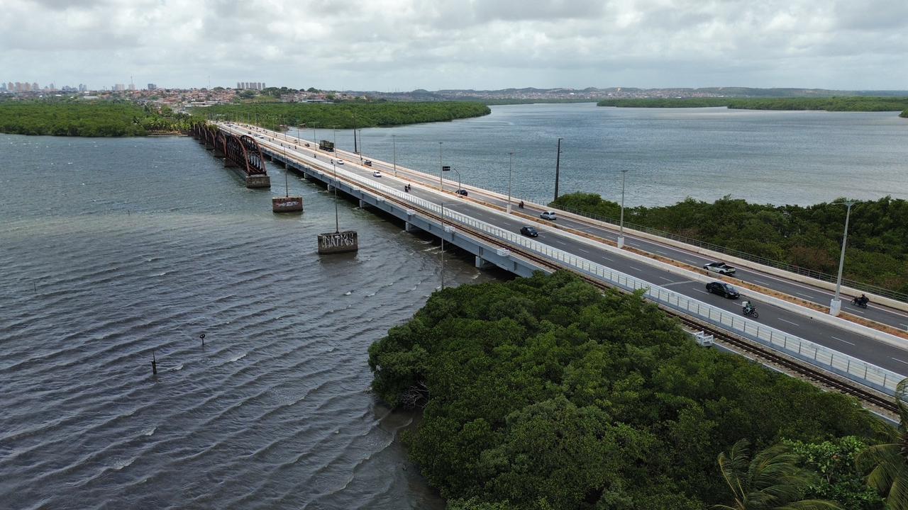 Neoenergia Cosern interdita faixa da Ponte de Igapó para retirada de cabo