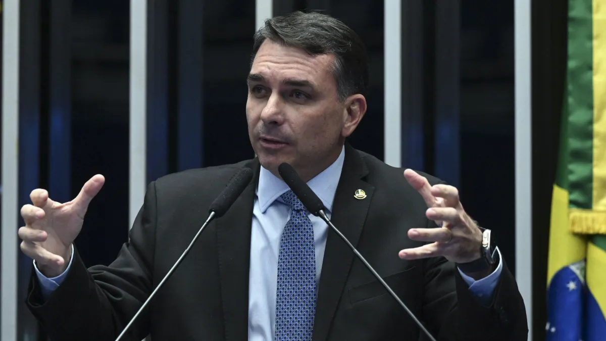 Faria Lima adota distância cautelar de Flávio Bolsonaro após vazamento de áudios