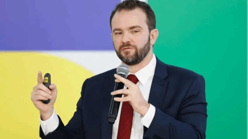 Ministro da Fazenda, Dario Durigan, amplia bloqueio de despesas para controle fiscal