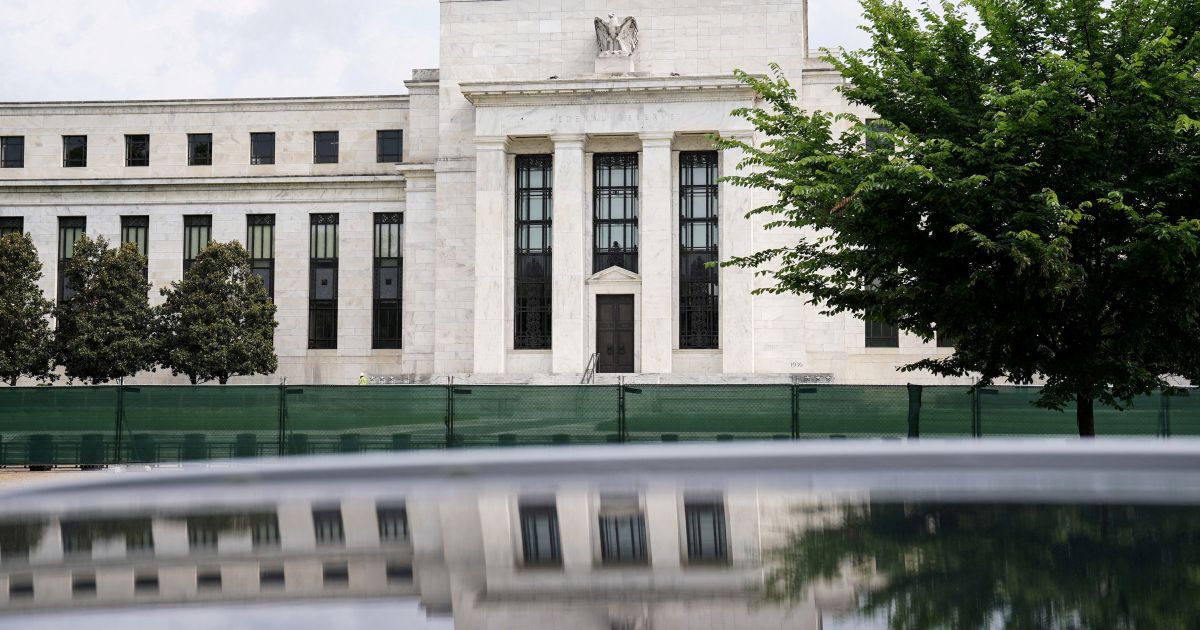 Fed mantém juros em momento chave e encerra era Powell