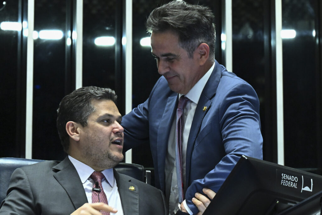 Senado altera jogo eleitoral com federação próxima a Flávio Bolsonaro