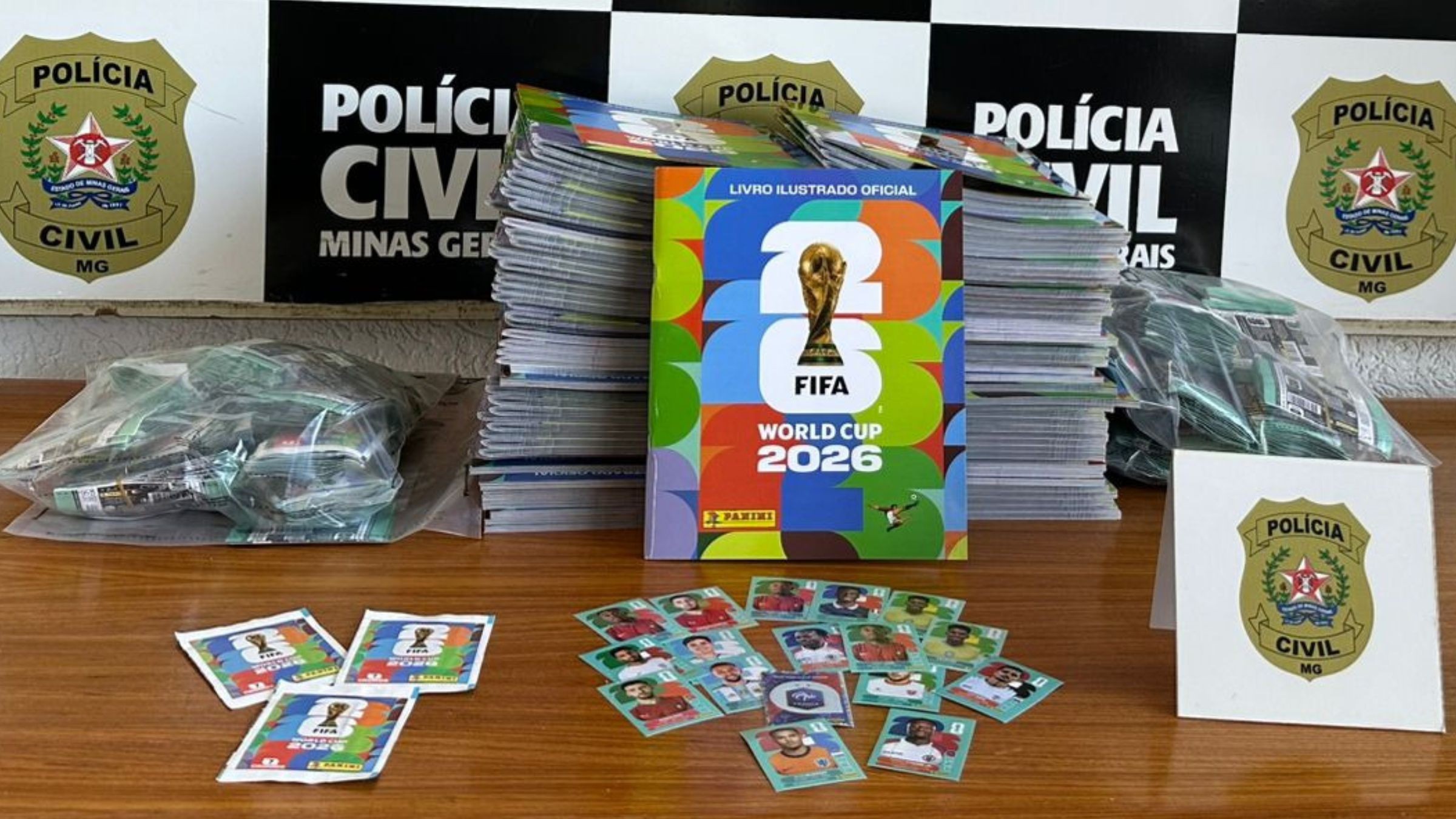 Polícia Civil apreende pacotes e álbuns de figurinhas da Copa 2026 suspeitos de falsificação em Patos de Minas