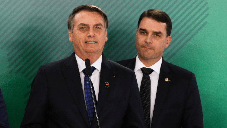 Filme sobre Jair Bolsonaro ameaça candidatura de Flávio, aponta Financial Times