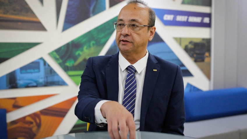 CNT projeta impacto de R$ 12 bilhões anuais com fim da escala 6x1