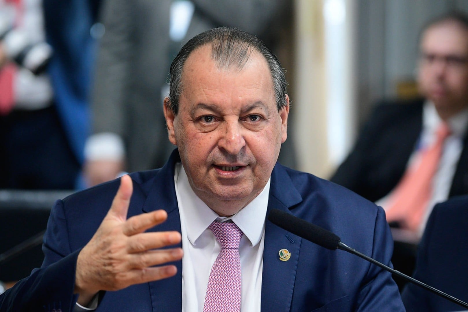Omar Aziz estima ampla maioria para fim da escala 6 X 1 no Senado