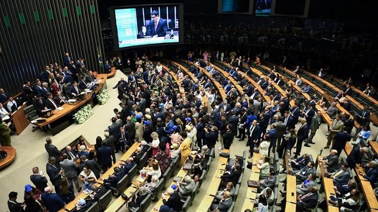 Câmara adia votação de PEC sobre fim da escala 6x1; transição de 10 anos é ponto de impasse