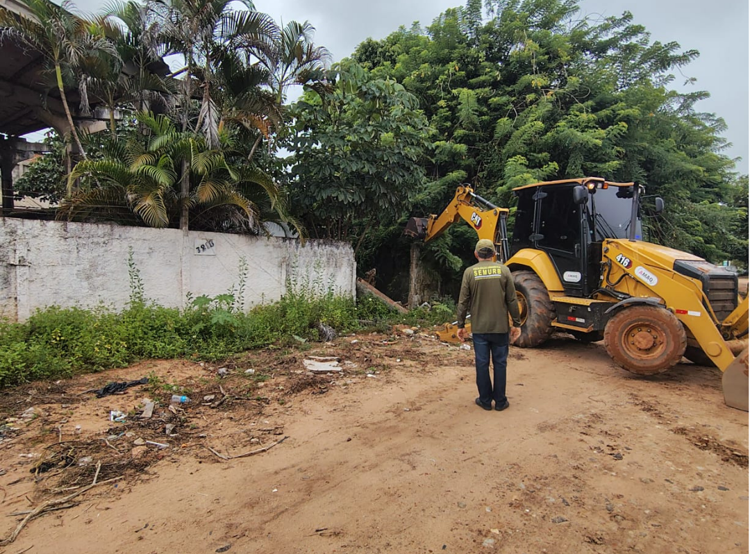Fiscalização da Prefeitura de Natal remove estruturas irregulares em áreas públicas