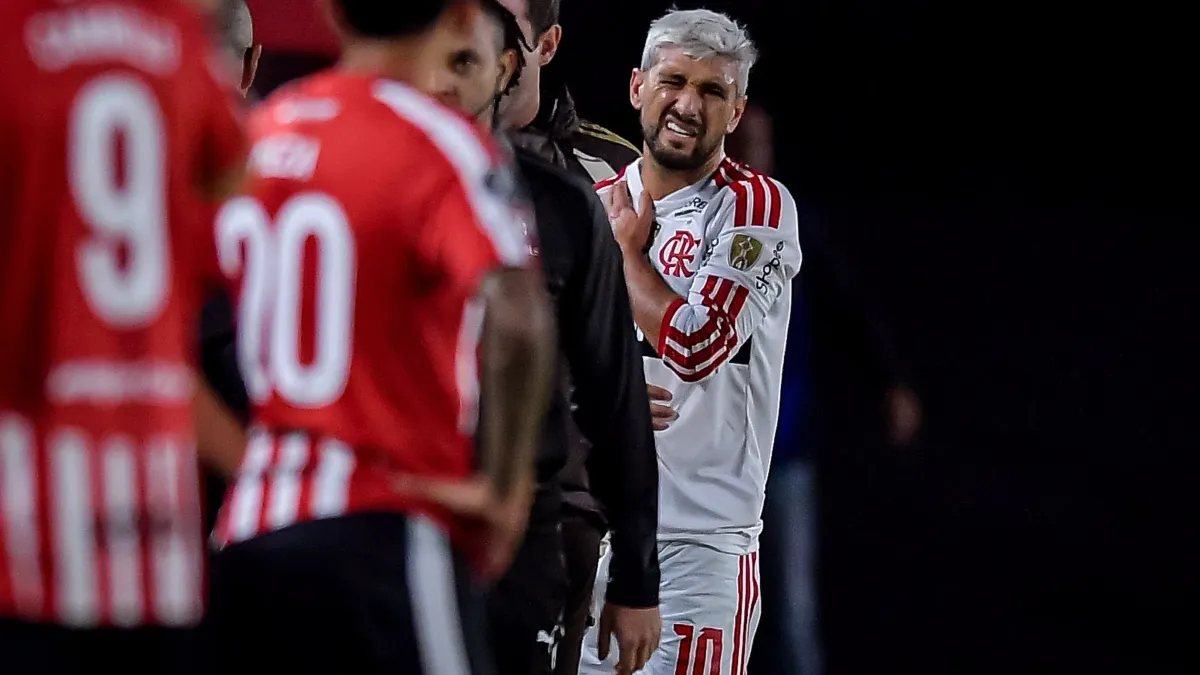 Arrascaeta fratura clavícula em jogo da Libertadores e Copa do Mundo vira incerteza, informa Flamengo