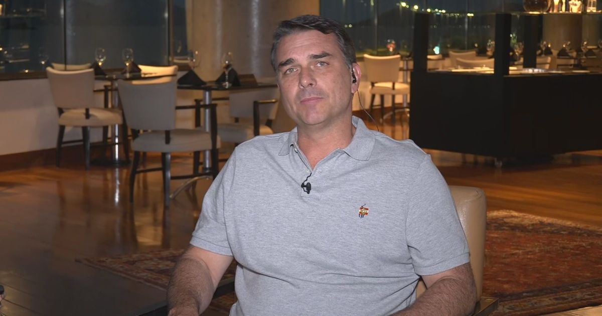 Flávio Bolsonaro projeta anistia e cargo para pai no Planalto