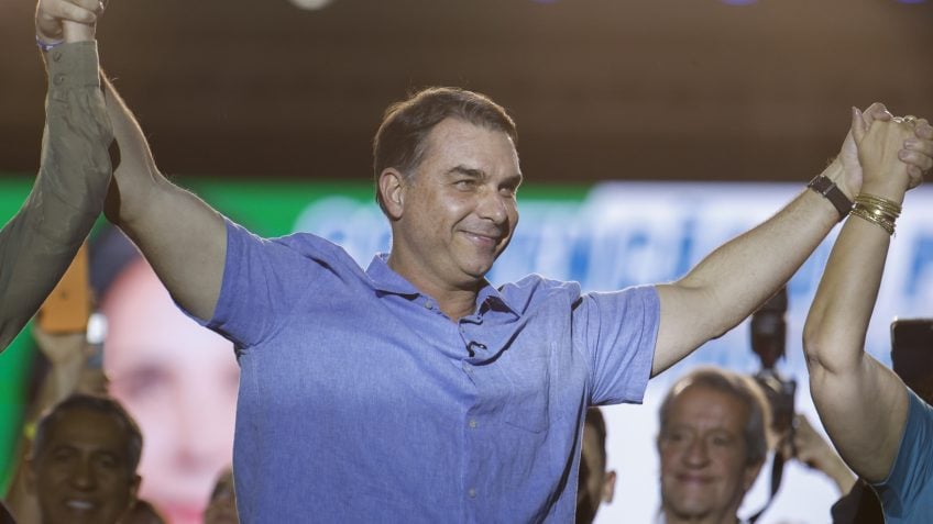 Flávio inicia campanha eleitoral com foco em segurança e críticas ao PT